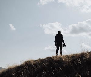 Превью обои человек, силуэт, фотограф, холм, небо