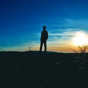 Превью обои человек, силуэт, горизонт, закат