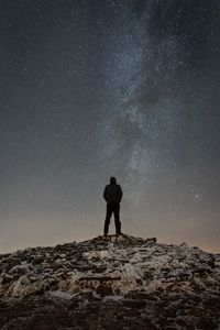 Превью обои человек, силуэт, холм, вершина, звездное небо