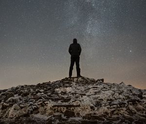 Превью обои человек, силуэт, холм, вершина, звездное небо
