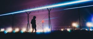 Превью обои человек, силуэт, колючая проволока, ночь