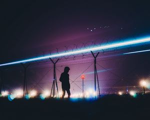 Превью обои человек, силуэт, колючая проволока, ночь