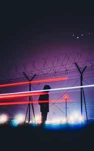 Превью обои человек, силуэт, колючая проволока, забор