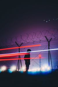 Превью обои человек, силуэт, колючая проволока, забор
