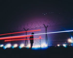 Превью обои человек, силуэт, колючая проволока, забор