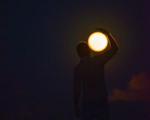 Превью обои человек, силуэт, луна, темный, иллюзия