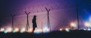 Превью обои человек, силуэт, ночь, колючая проволока