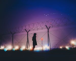 Превью обои человек, силуэт, ночь, колючая проволока