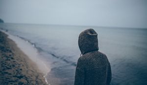 Превью обои человек, силуэт, одиночество, sad, капюшон, пляж, море