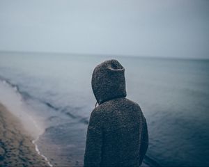 Превью обои человек, силуэт, одиночество, sad, капюшон, пляж, море