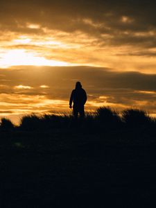 Превью обои человек, силуэт, одиночество, закат, темный