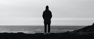 Превью обои человек, силуэт, одиночество, вода, черно-белый, чб