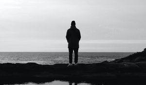 Превью обои человек, силуэт, одиночество, вода, черно-белый, чб