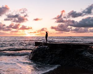 Превью обои человек, силуэт, одиночество, скала, море, закат