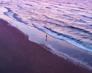 Превью обои человек, силуэт, одиночество, пляж, море, вид сверху, фиолетовый