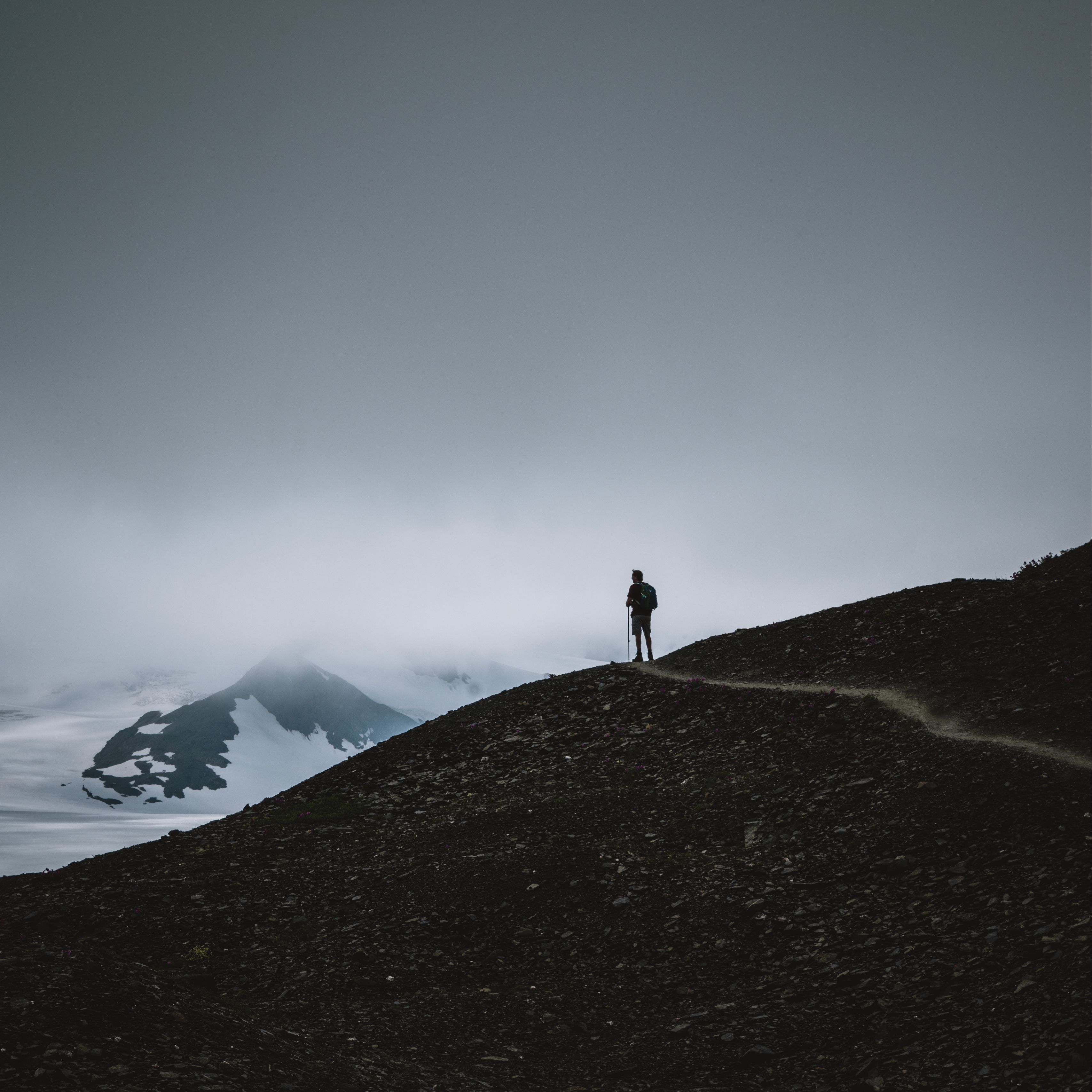 Одиночество в горах. Парень на горе. Картинка девушка горы одиночество. Alone always Alone Wallpaper Phone.