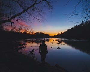 Превью обои человек, силуэт, река, деревья, небо, одиночество, гармония