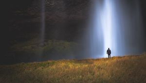 Превью обои человек, силуэт, свет, трава, водопад, одиночество