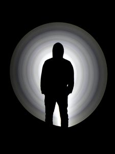 Превью обои человек, силуэт, темный, темнота, черно-белый