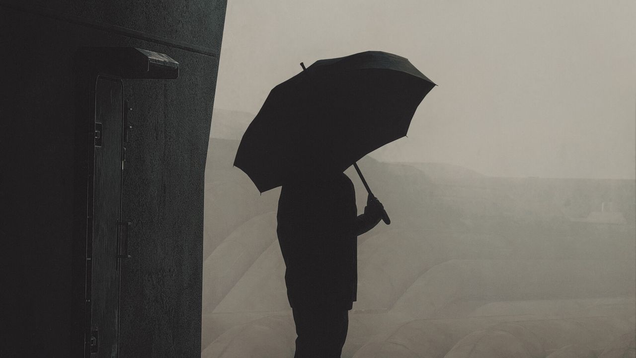 Обои человек, силуэт, зонт, трубы, туман, темный