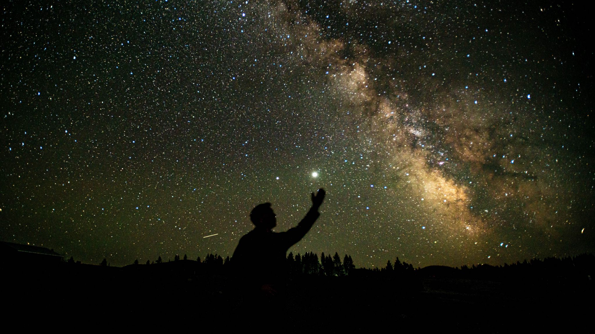 Дорогой среди звезд. Звездное небо Starry Sky. Ночь звезды. Звезда с неба. Звездное небо и человек.