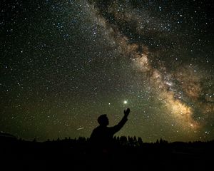 Превью обои человек, силуэт, звездное небо, звезды, ночь