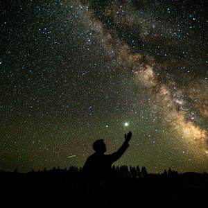 Превью обои человек, силуэт, звездное небо, звезды, ночь