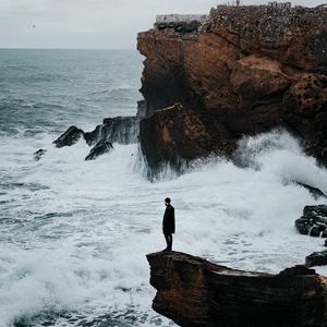 Превью обои человек, скала, море, волны, одиночество