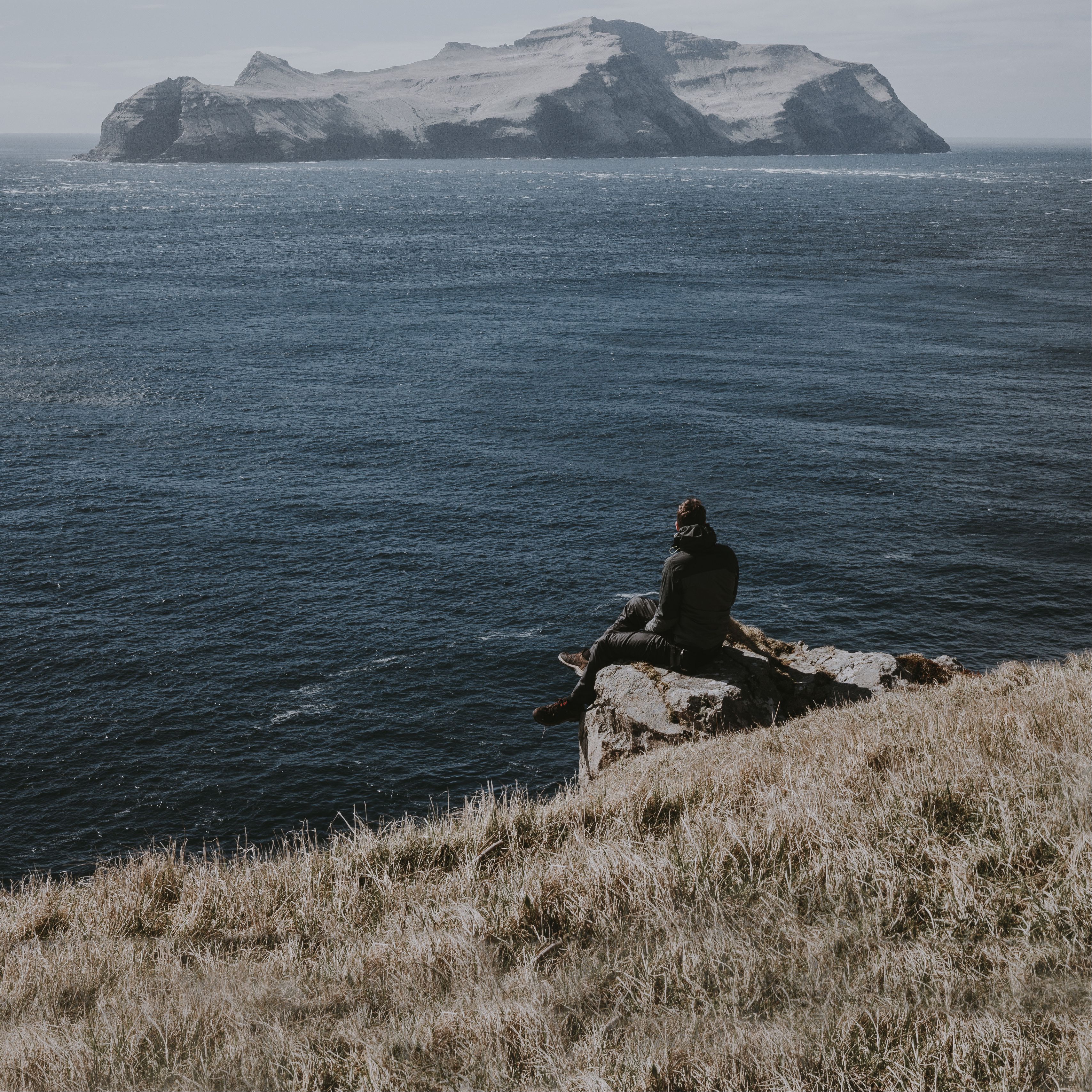 Я пришел на обрыв и увидел. Одинокий человек на скале. Один возле моря. Это одиночество. Одинокий Странник.