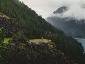 Превью обои человек, скалы, склон, путешествие