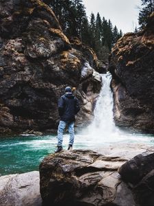 Превью обои человек, скалы, водопад, река, природа