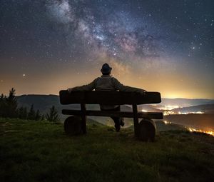 Превью обои человек, скамейка, звездное небо