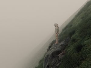 Превью обои человек, склон, туман, камни, арт