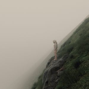 Превью обои человек, склон, туман, камни, арт