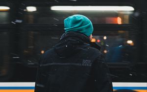Превью обои человек, снег, блики, улица