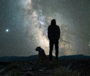 Превью обои человек, собака, ночь, звездное небо, туманность
