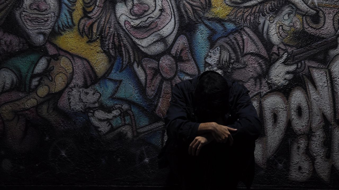 Обои человек, стена, граффити, грусть, одиночество