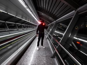 Превью обои человек, стиль, тоннель, неон, свечение