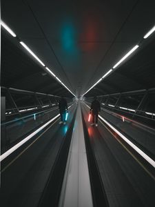 Превью обои человек, тоннель, неон, лампа, свечение