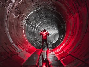 Превью обои человек, тоннель, неон, лампа, свечение, темный