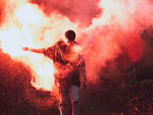 Превью обои человек, цветной дым, дым, ночь, дождь