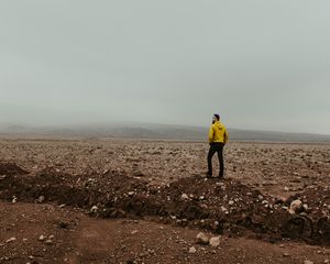 Превью обои человек, туман, пейзаж, пустынный