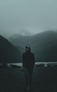 Превью обои человек, туман, пляж, горы, мрачный
