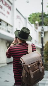 Превью обои человек, турист, шляпа, рюкзак, путешествие