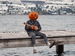 Превью обои человек, тыква, укулеле, хэллоуин, забавный