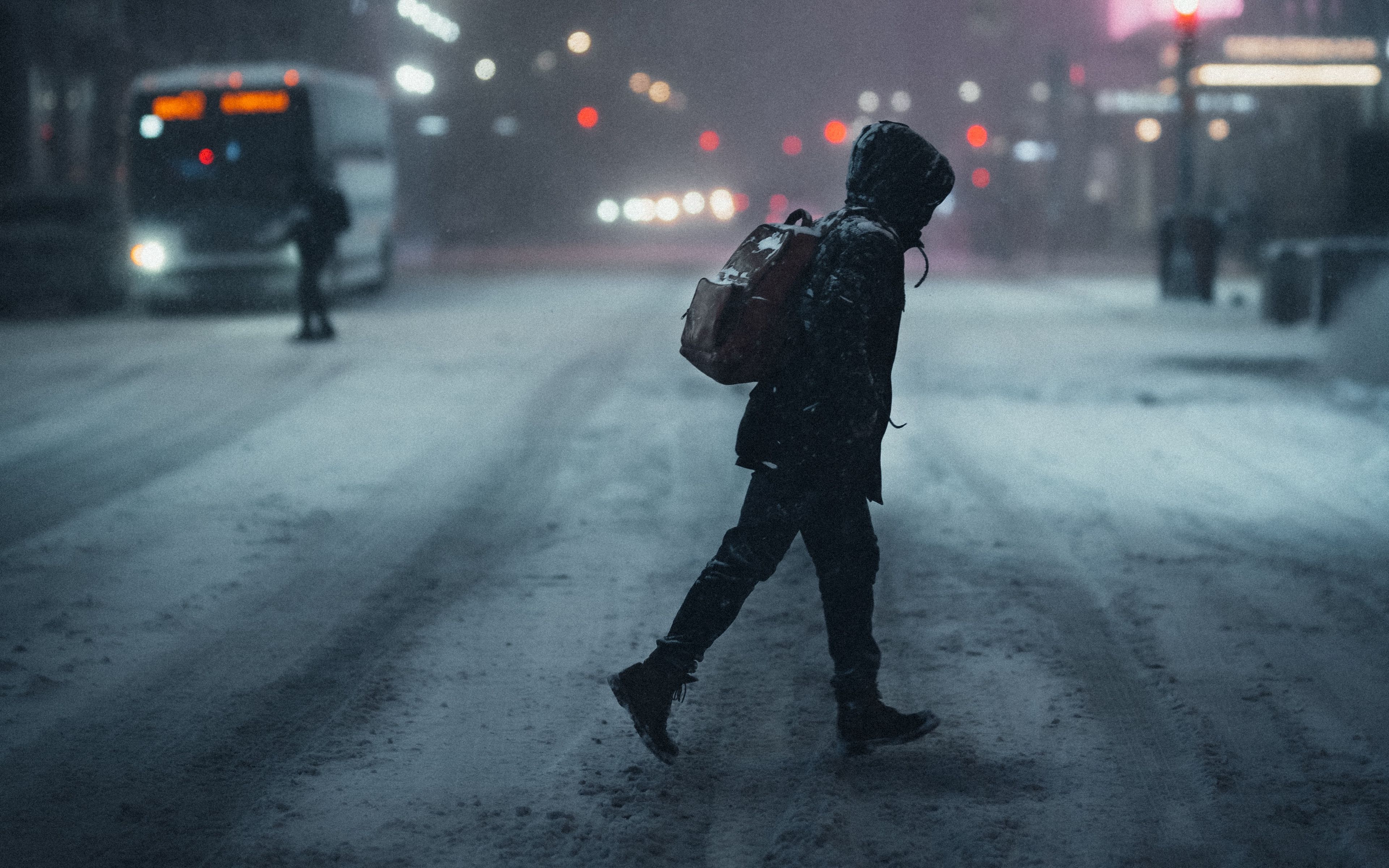 Музыка на улице ночью. Человек идет ночью по улице. Фотографии людей на улице зимой. Man Alone Street Night. Люди идут по городу макро.