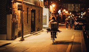 Превью обои человек, велосипед, курьер, улица, огни, ночь