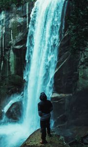 Превью обои человек, водопад, камни