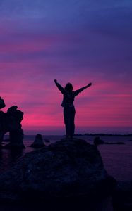 Превью обои человек, закат, скалы, море, счастье, свобода