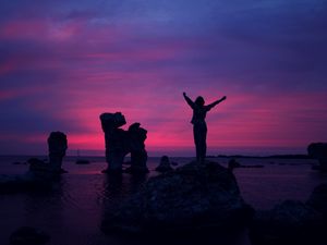 Превью обои человек, закат, скалы, море, счастье, свобода